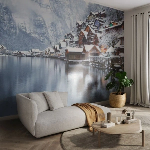 Fototapete Premium Sand - Winteransicht eines Bergdorfes an einem See mit Spiegelung im Wasser - 100x70cm - In winterlicher Dekoration - Moderne Wanddekoration für Wohnzimmer und Schlafzimmer ARTTOR