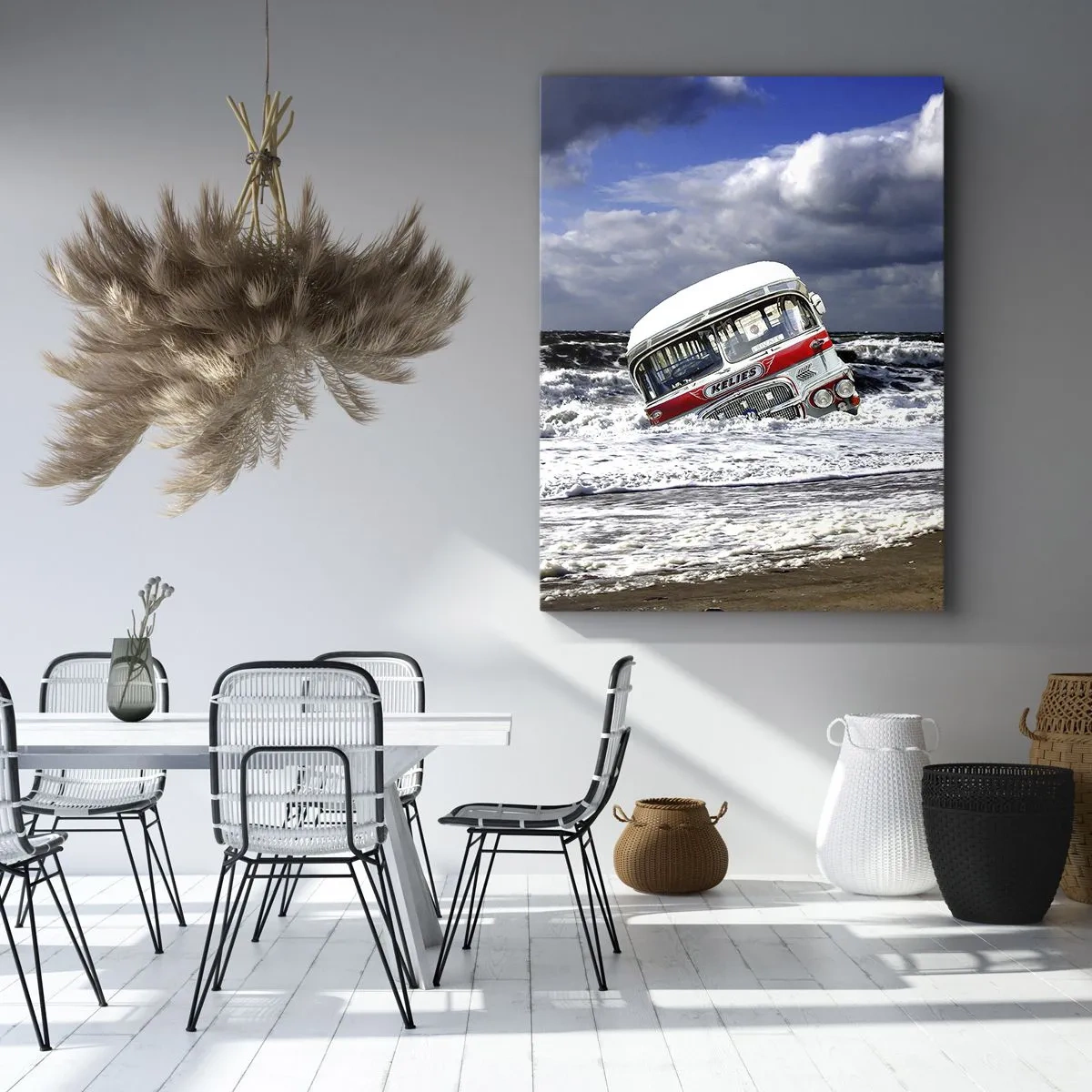 Bild auf Leinwand - Leinwandbild - Ein versunkener Bus am Strand inmitten von Wellen und rauer See - 80x120cm - Und was stehst du so erstaunt? - Moderne Wanddekoration für Wohnzimmer und Schlafzimmer ARTTOR