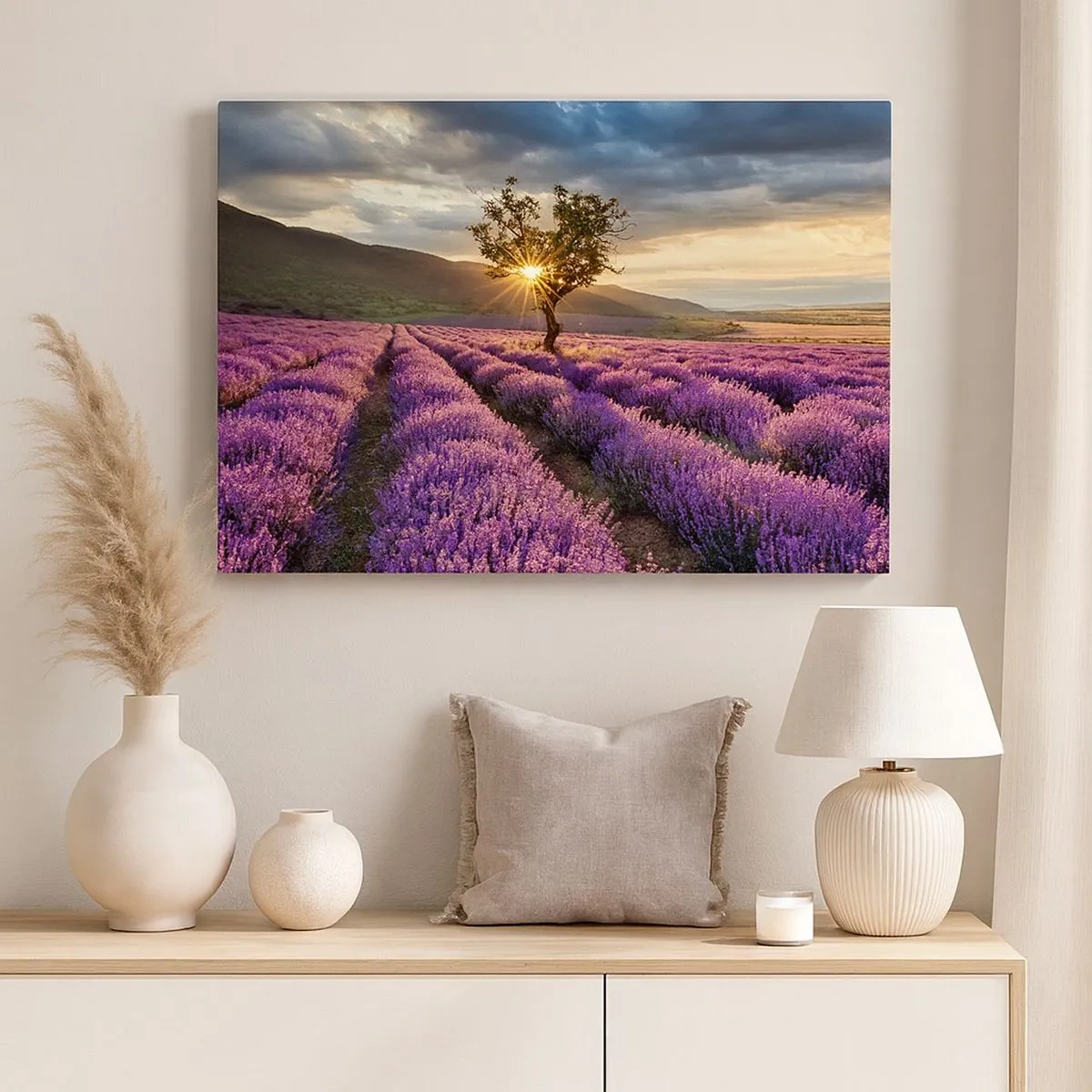 Bild auf Leinwand - Leinwandbild - Ein Lavendelfeld mit einem einsamen Baum bei Sonnenuntergang - 70x50cm - Fliederfarbenes Aroma - Moderne Wanddekoration für Wohnzimmer und Schlafzimmer ARTTOR