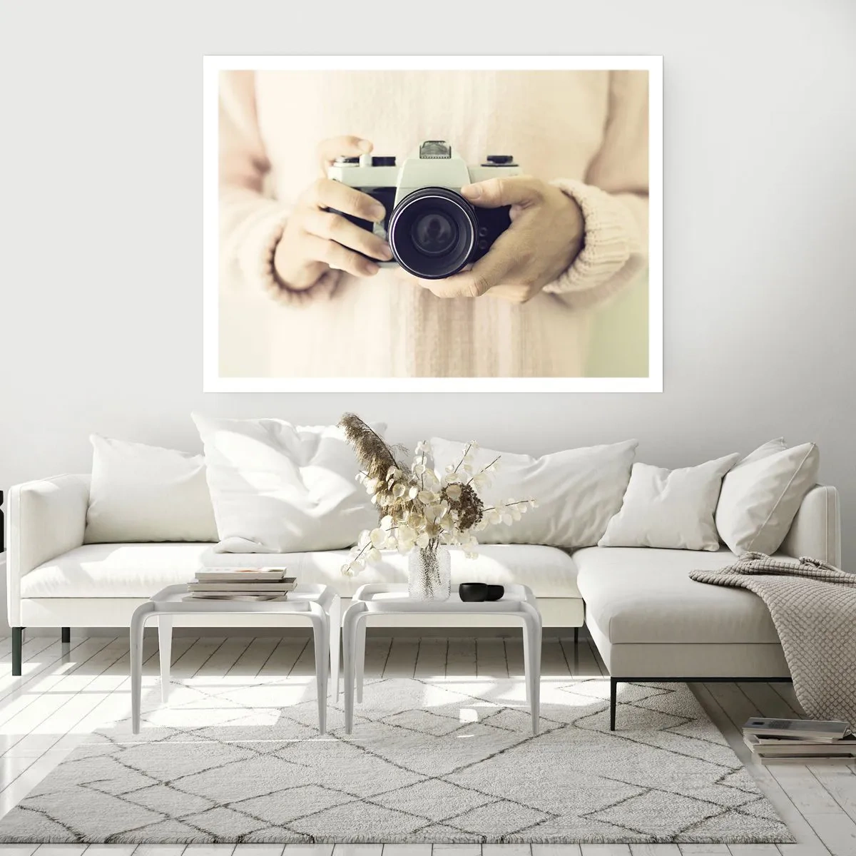 Poster - Retro-Kamera in den Händen vor hellem Hintergrund gehalten - 100x70cm - Um mehr zu sehen ... - Moderne Wanddekoration für Wohnzimmer und Schlafzimmer ARTTOR