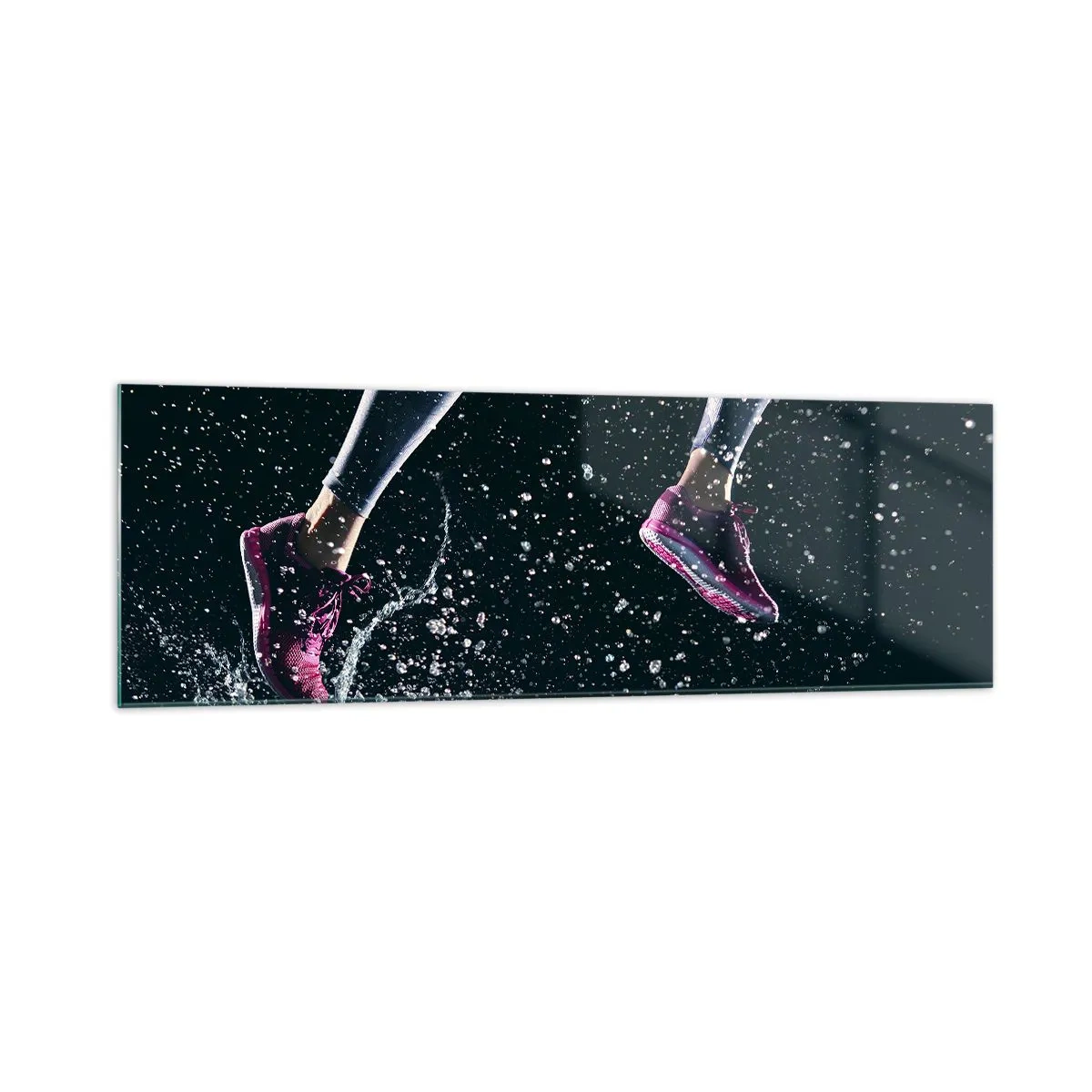 Glasbild - Bild auf glas - Eine dynamische Aufnahme eines Laufs im Regen vor schwarzem Hintergrund - 160x50cm - Wie viel Kraft in den Beinen - Moderne Wanddekoration für Wohnzimmer und Schlafzimmer ARTTOR