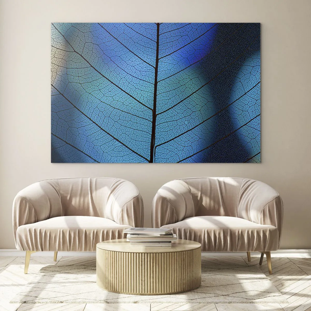 Glasbild - Bild auf glas - Eine Nahaufnahme eines blauen Blattes, die die Blattaderstruktur zeigt. - 70x50cm - Komplizierte Konstruktion - Moderne Wanddekoration für Wohnzimmer und Schlafzimmer ARTTOR