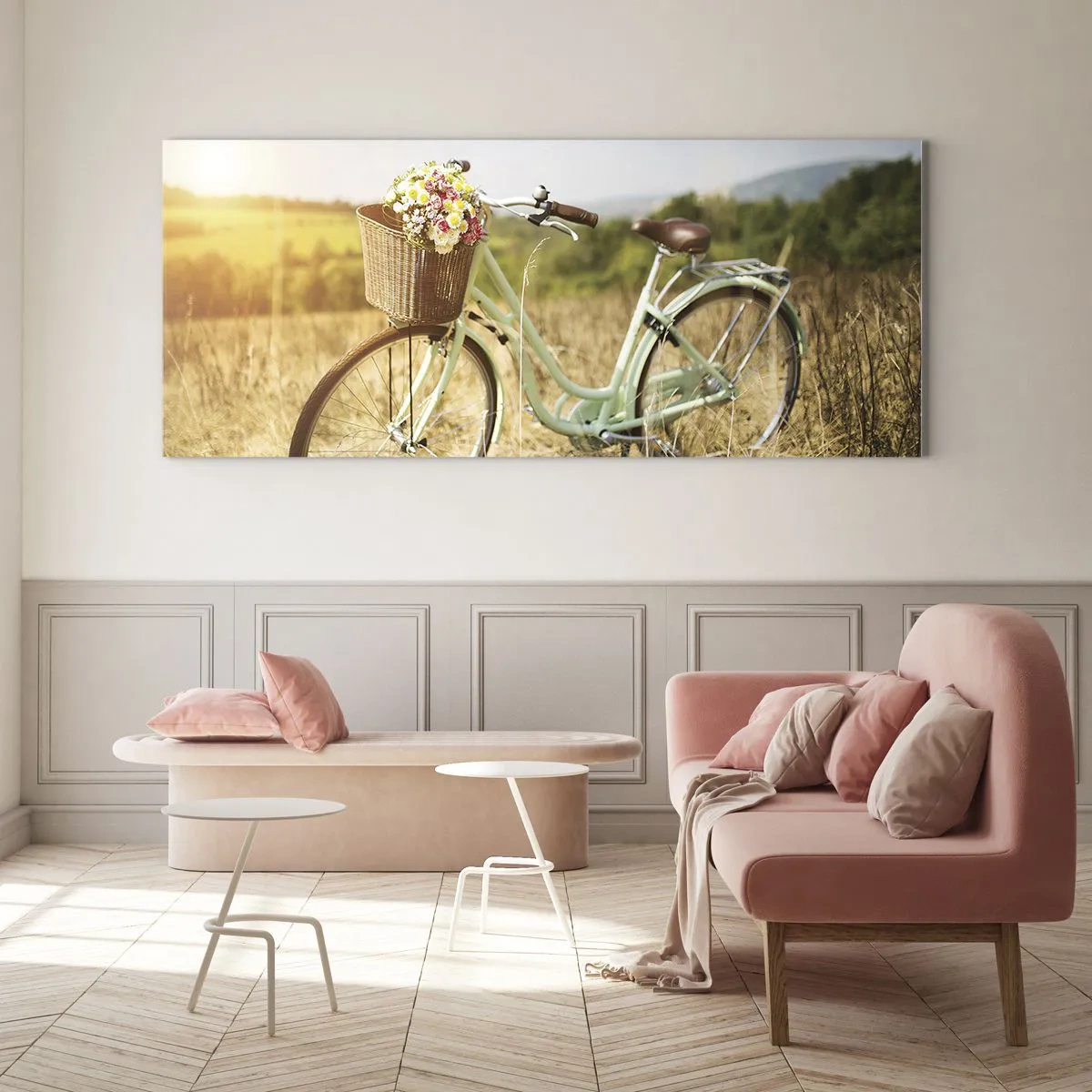 Glasbild - Bild auf glas - Ein Retro-Fahrrad mit einem Korb voller Blumen vor einem Wiesenhintergrund. - 140x50cm - Ich bleibe eine Weile hier - Moderne Wanddekoration für Wohnzimmer und Schlafzimmer ARTTOR