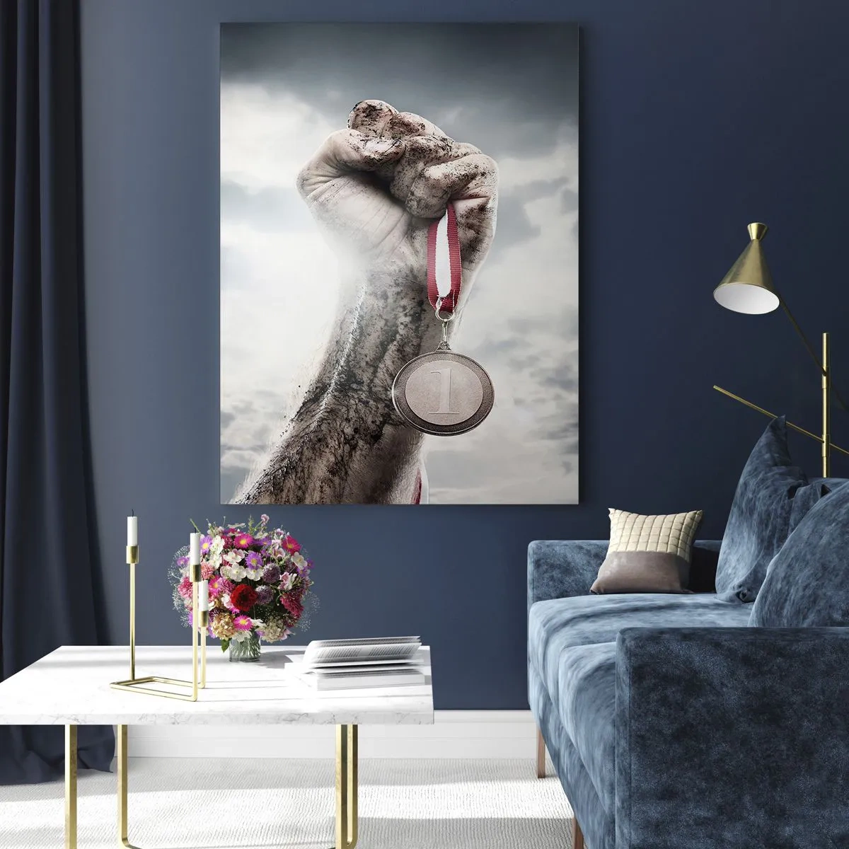 Glasbild - Bild auf glas - Eine erhobene Hand mit einer Medaille vor einem bewölkten Himmel - 70x100cm - Per aspera ad astra - Moderne Wanddekoration für Wohnzimmer und Schlafzimmer ARTTOR