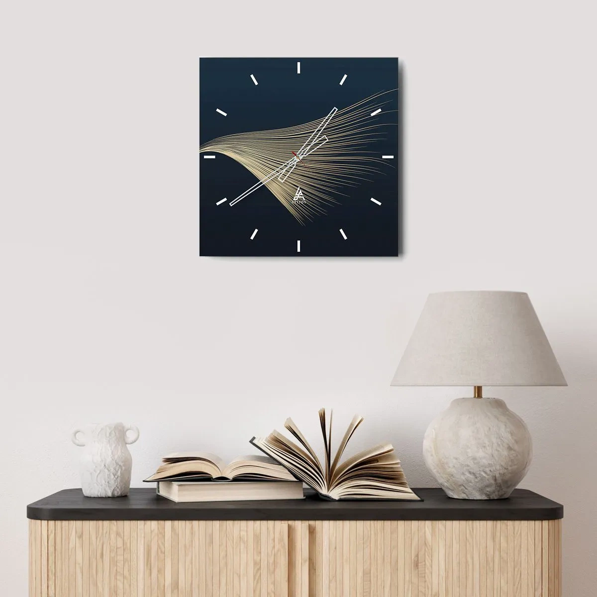 Wanduhr - Glasuhr - Eine zarte federähnliche Linie auf marineblauem Hintergrund - 30x30cm - Wie das Haar eines Engels - Moderne Wanddekoration für Wohnzimmer und Schlafzimmer ARTTOR