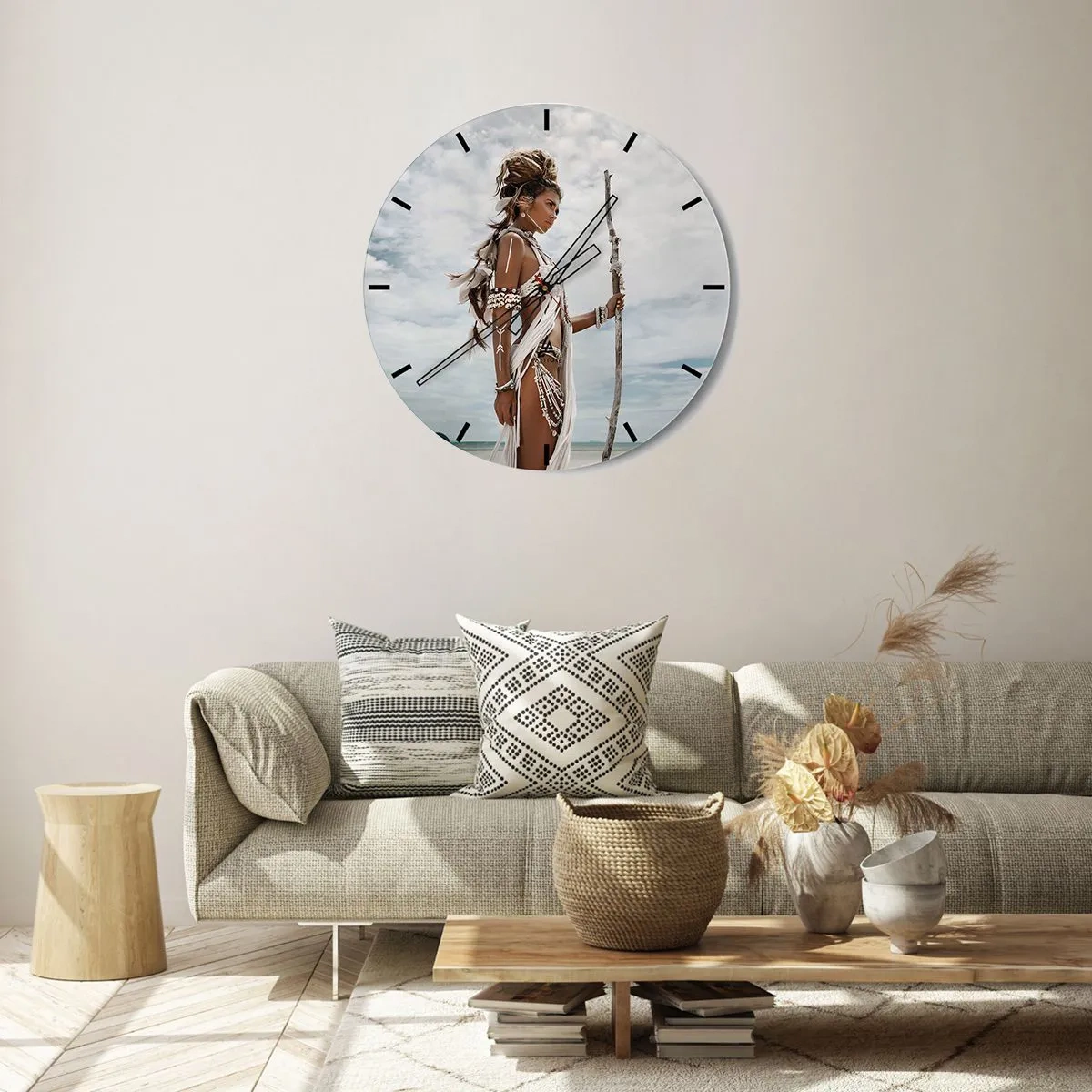 Wanduhr - Glasuhr - Porträt einer Frau mit ethnischen Verzierungen gegen den Himmel - 30x30cm - Königin der Tropen - Moderne Wanddekoration für Wohnzimmer, Küche und Schlafzimmer ARTTOR