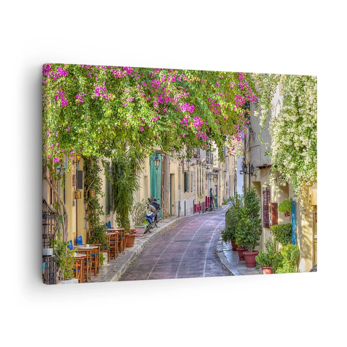 Bild auf Leinwand - Leinwandbild - Eine charmante Straße mit blühenden Weinreben und Cafétischen - 70x50cm - Blühende Gasse - Moderne Wanddekoration für Wohnzimmer und Schlafzimmer ARTTOR