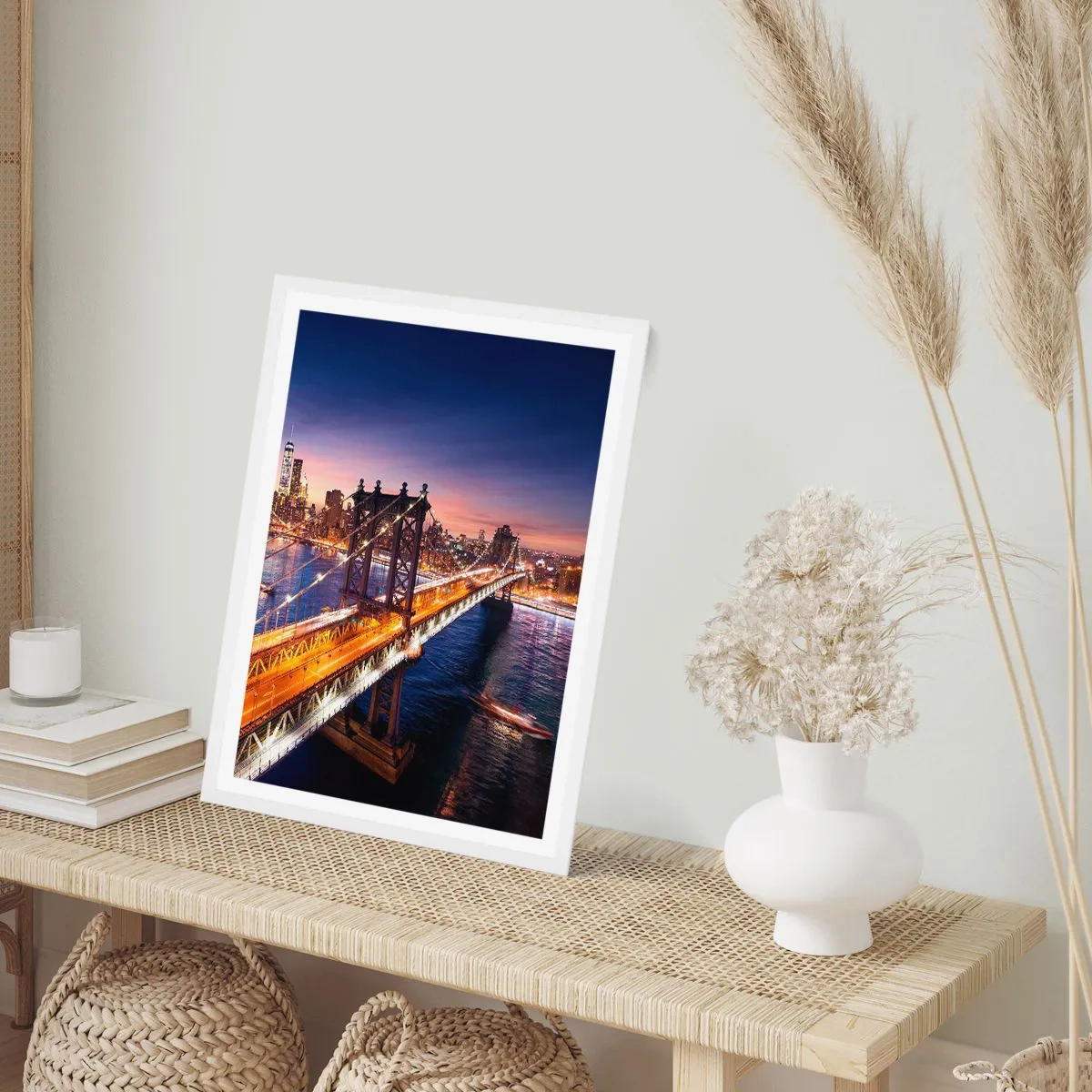 Poster in einem weißen Rahmen - Eine leuchtende Brücke zum Herzen der Stadt - 50x70 cm