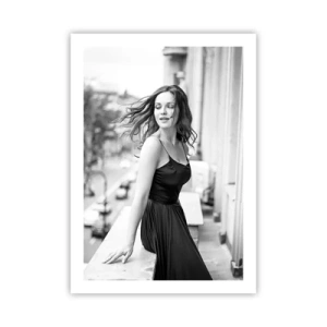 Poster - Schwarz-Weiß-Fotografie einer Frau auf einem Balkon - 50x70cm - Bestimmt ein Pariser - Moderne Wanddekoration für Wohnzimmer und Schlafzimmer ARTTOR