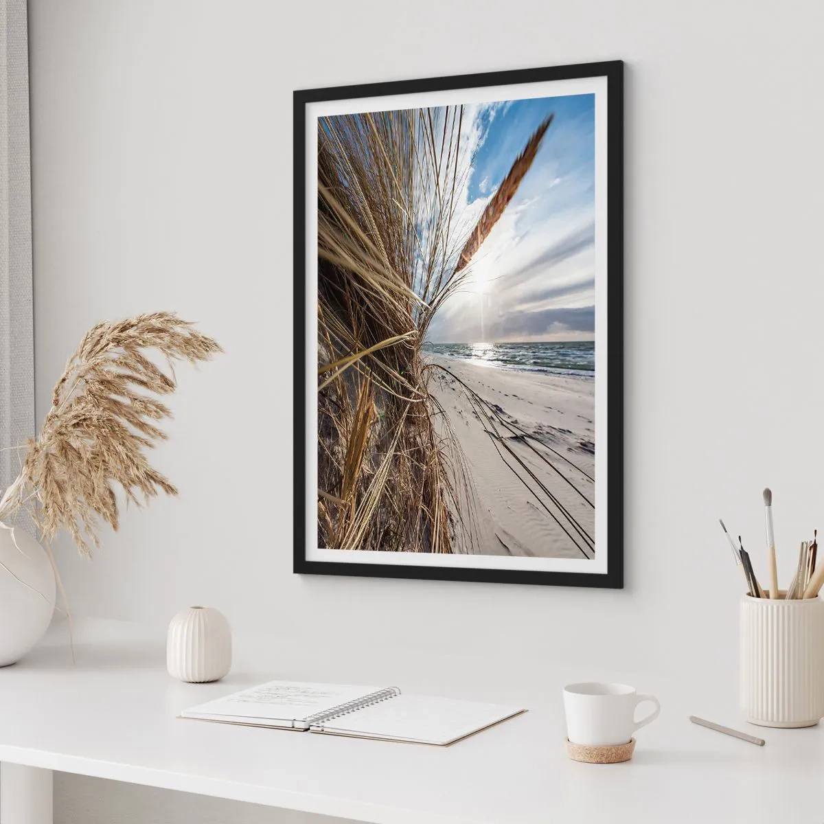 Poster in einem schwarzem Rahmen - Strand mit Blick aufs Meer und Gras in der Sonne - 50x70cm - Ein Treffen der Elemente der Natur - Moderne Wanddekoration für Wohnzimmer und Schlafzimmer ARTTOR