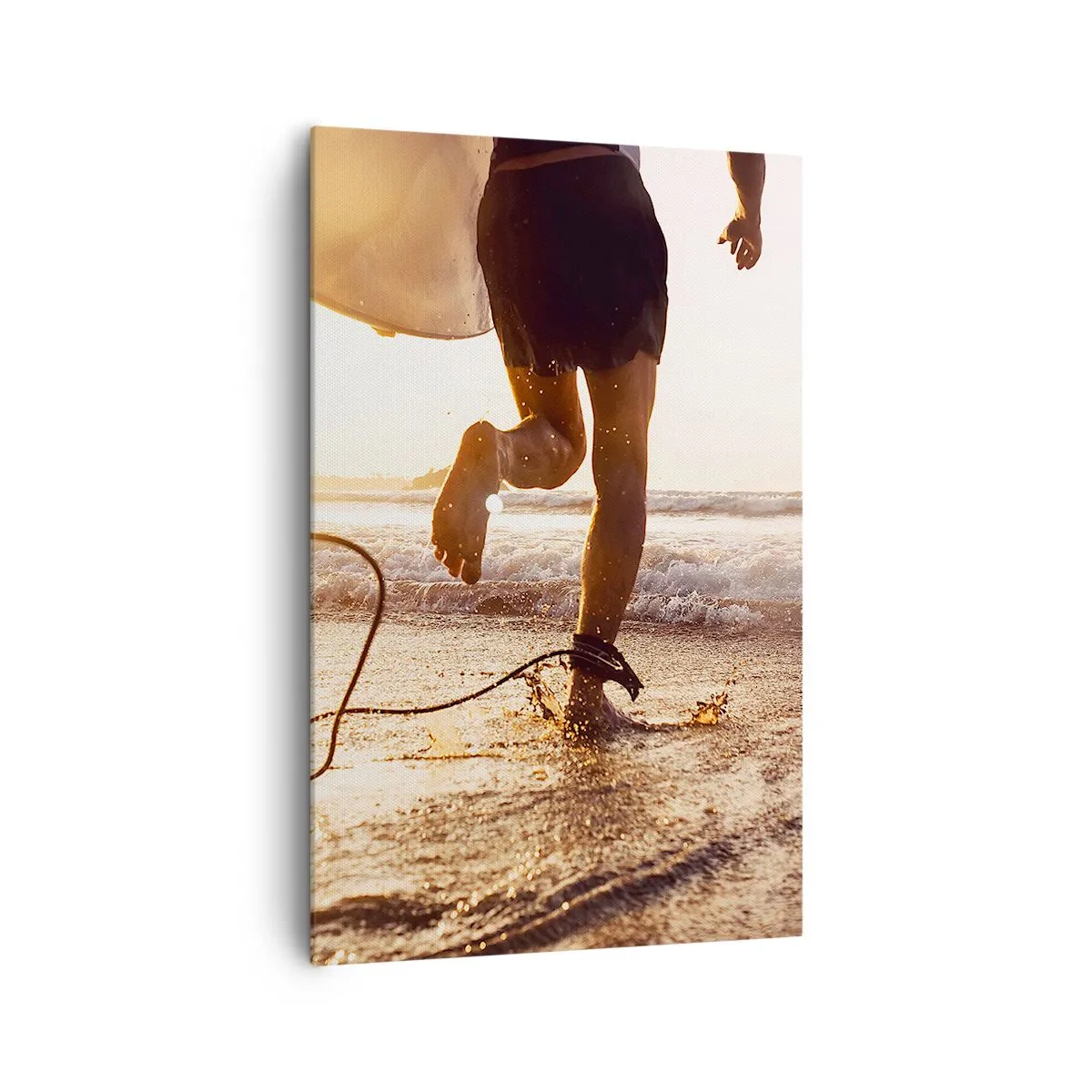 Bild auf Leinwand - Leinwandbild - Ein Surfer läuft mit seinem Brett in der Sonne am Strand entlang. - 80x120cm - Um die Welle zu treffen - Moderne Wanddekoration für Wohnzimmer und Schlafzimmer ARTTOR