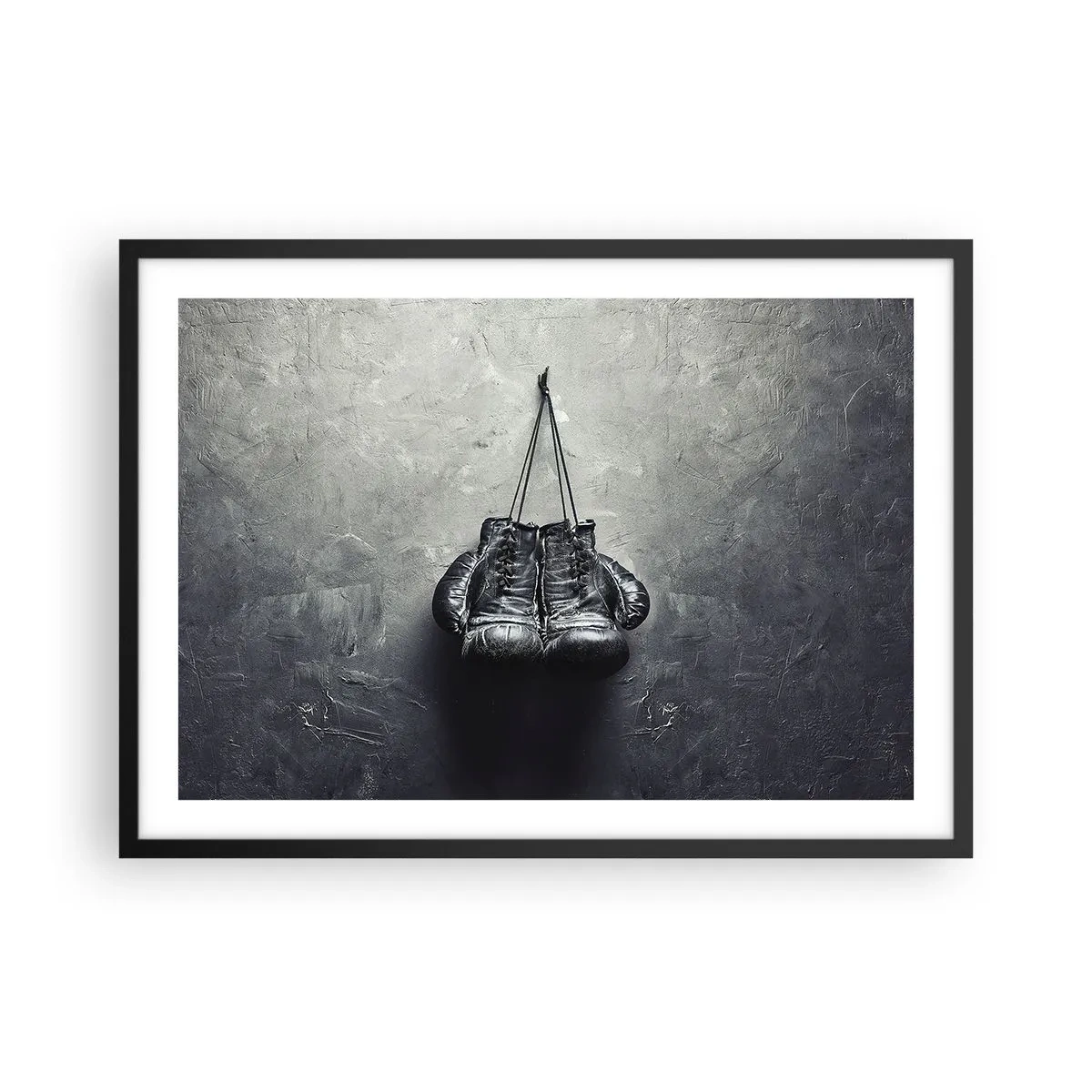 Poster in einem schwarzem Rahmen - Alte Boxhandschuhe an der Wand - 70x50cm - Zeit des Kampfes und Zeit des Friedens - Moderne Wanddekoration für Wohnzimmer und Schlafzimmer ARTTOR