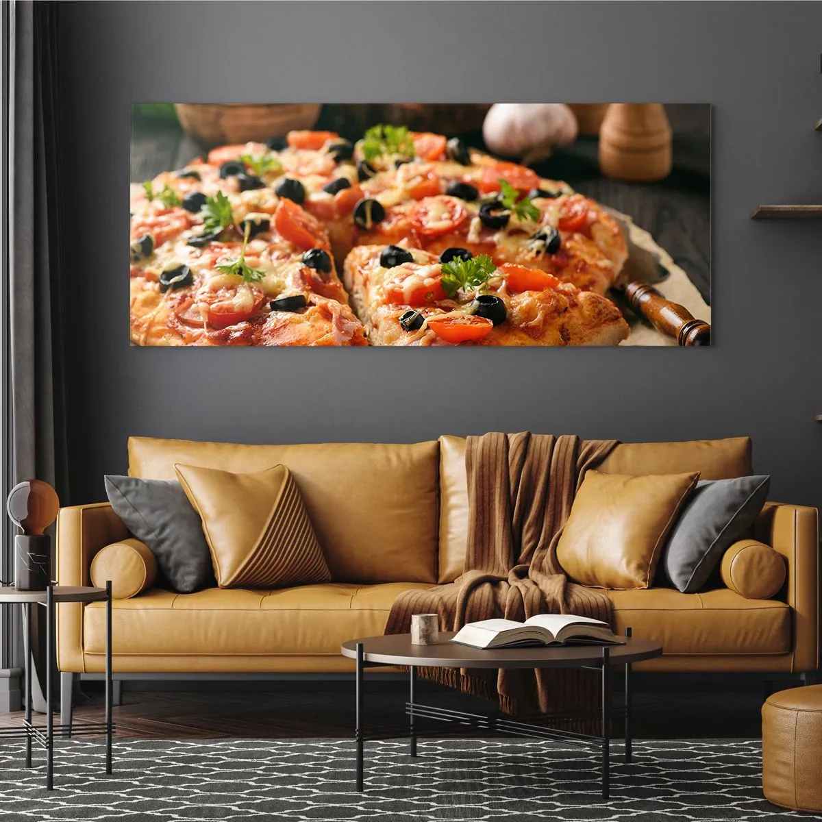 Glasbild - Bild auf glas - Pizza mit Tomaten, Oliven und frischen Kräutern auf dem Tisch - 160x50cm - Du bist schon wieder davongekommen - Moderne Wanddekoration für Wohnzimmer und Schlafzimmer ARTTOR