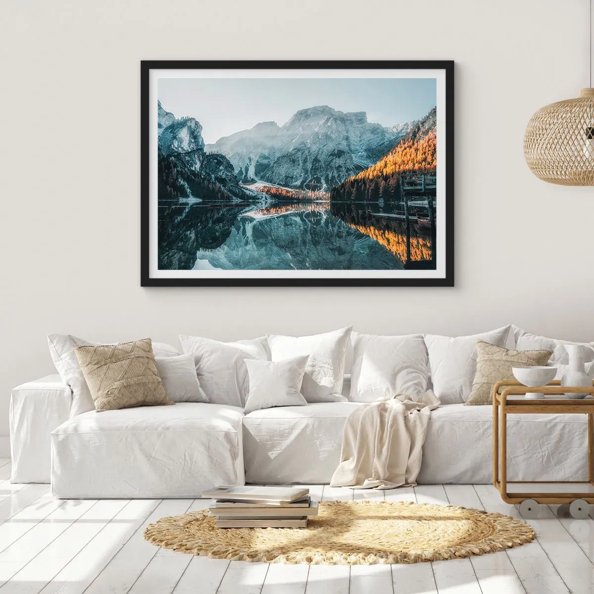 Poster in einem schwarzem Rahmen - Eine Berglandschaft spiegelt sich in der ruhigen Oberfläche eines Sees - 70x50cm - Spiegellandschaft - Moderne Wanddekoration für Wohnzimmer und Schlafzimmer ARTTOR