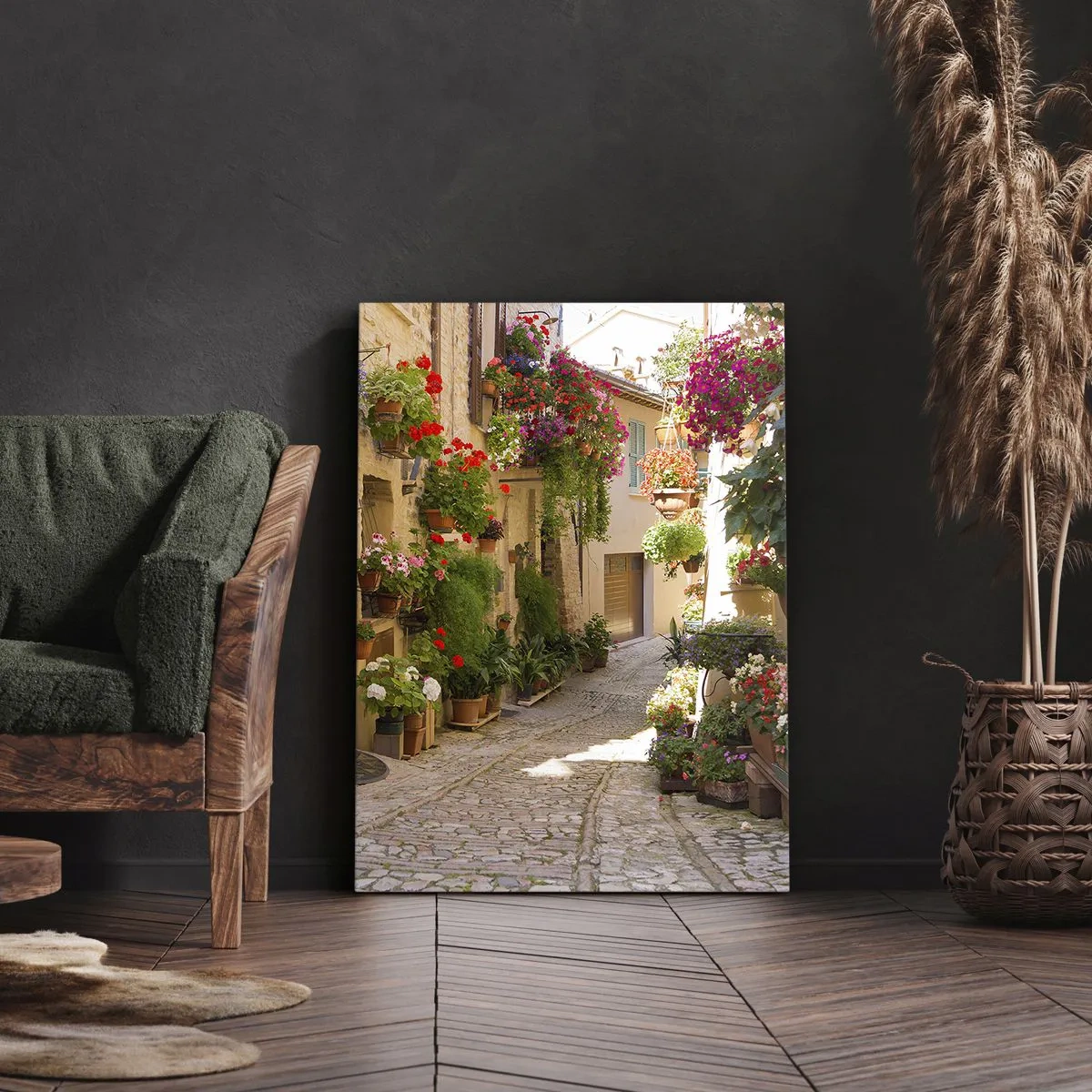 Bild auf Leinwand - Leinwandbild - Eine Straße mit Topfblumen und Steinmauern - 50x70cm - In der Flut Blumen - Moderne Wanddekoration für Wohnzimmer und Schlafzimmer ARTTOR