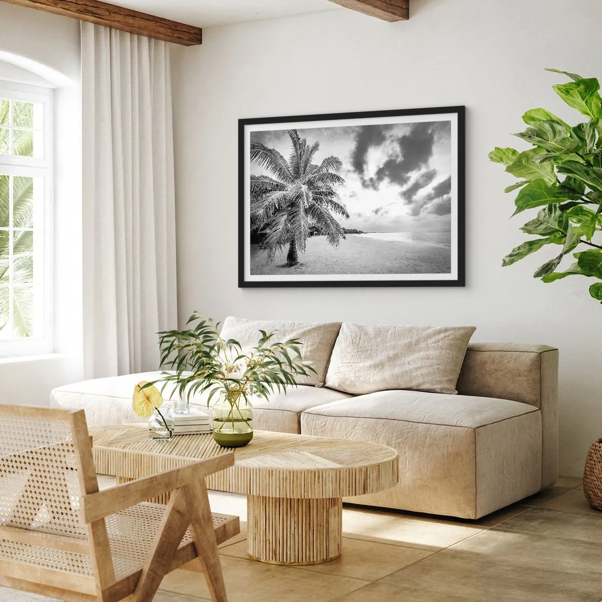 Poster in einem schwarzem Rahmen - Schwarz-weiße Palme an einem leeren Strand mit Wolken - 70x50cm - Wenn du dich nach Einsamkeit sehnst ... - Moderne Wanddekoration für Wohnzimmer und Schlafzimmer ARTTOR