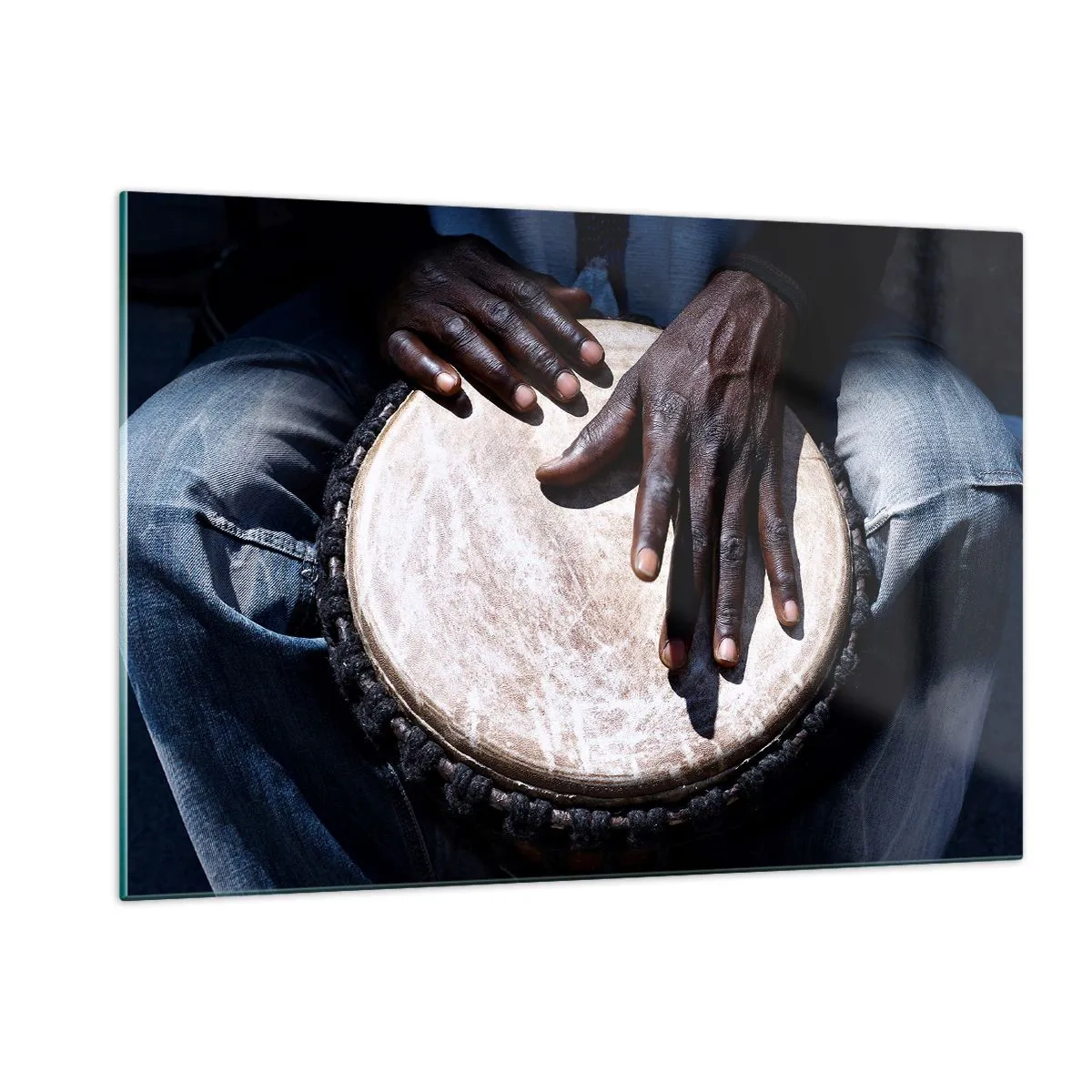 Glasbild - Bild auf glas - Nahaufnahme von Händen, die eine Djembe-Trommel spielen - 120x80cm - Lebe in deinem eigenen Rhythmus - Moderne Wanddekoration für Wohnzimmer und Schlafzimmer ARTTOR