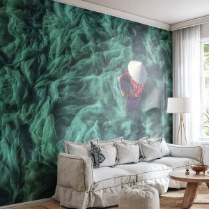 Fototapete Premium Sand - Traditionelle vietnamesische Weberin in grünen Fischernetzen - 100x70cm - In einem Meer aus Netzen - Moderne Wanddekoration für Wohnzimmer und Schlafzimmer ARTTOR