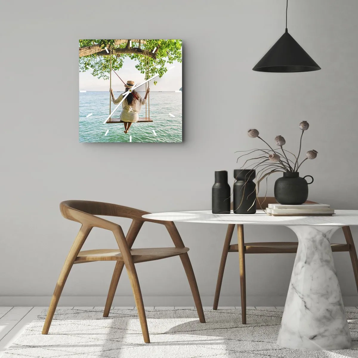 Wanduhr - Glasuhr - Frau auf einer Schaukel am Meer in einer tropischen Landschaft - 30x30cm - Das Leben ist wunderschön - Moderne Wanddekoration für Wohnzimmer und Schlafzimmer ARTTOR