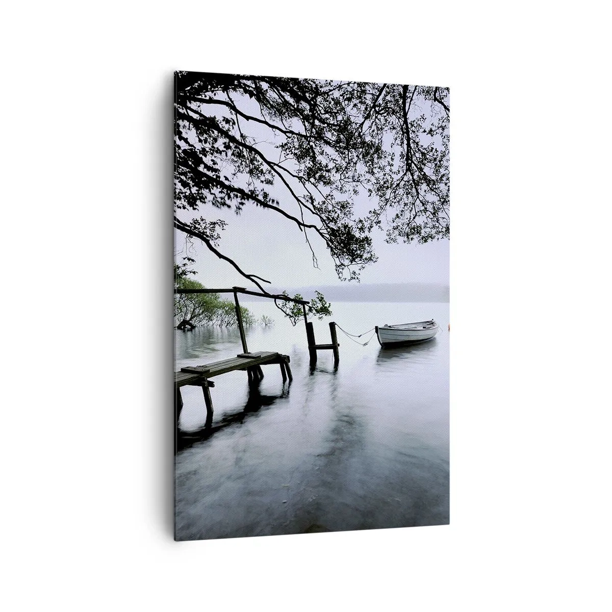 Bild auf Leinwand - Leinwandbild - Ein Steg über dem Wasser mit einem Boot im Hintergrund, umgeben von einer nebligen Landschaft - 80x120cm - Du ruhst dich schon aus - Moderne Wanddekoration für Wohnzimmer und Schlafzimmer ARTTOR