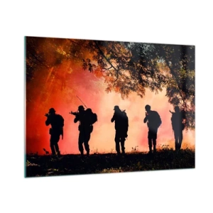 Glasbild - Bild auf glas - Eine Gruppe Soldaten marschiert vor der Kulisse eines brennenden Waldes. - 100x70cm - … Alle für einen. - Moderne Wanddekoration für Wohnzimmer und Schlafzimmer ARTTOR