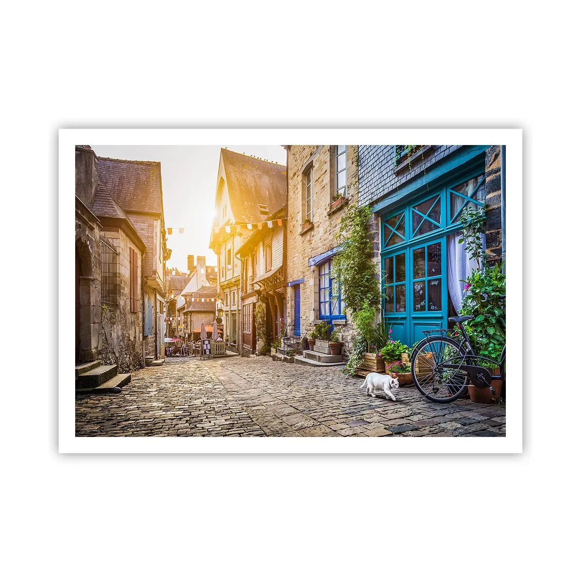 Poster - Eine charmante Straße mit Steinpflaster im Sonnenlicht - 100x70cm - Der weiße Geist der Stadt - Moderne Wanddekoration für Wohnzimmer und Schlafzimmer ARTTOR