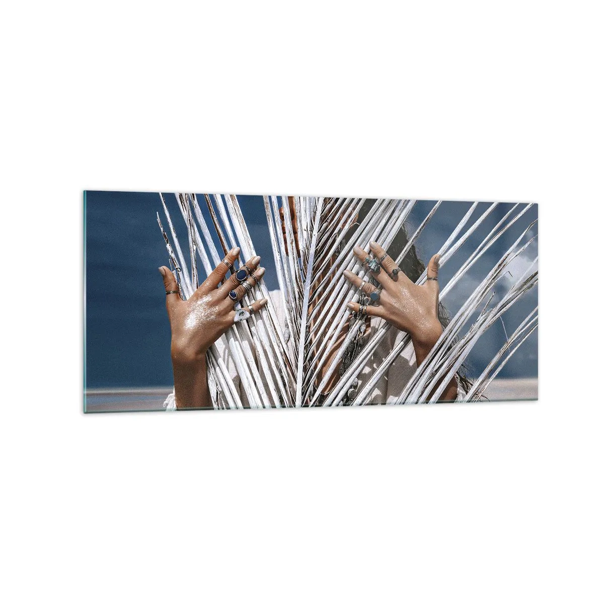 Glasbild - Bild auf glas - Eine Frau, versteckt hinter Palmblättern, mit Ringen an den Händen. - 120x50cm - Das Mädchen des Schamanen? - Moderne Wanddekoration für Wohnzimmer und Schlafzimmer ARTTOR