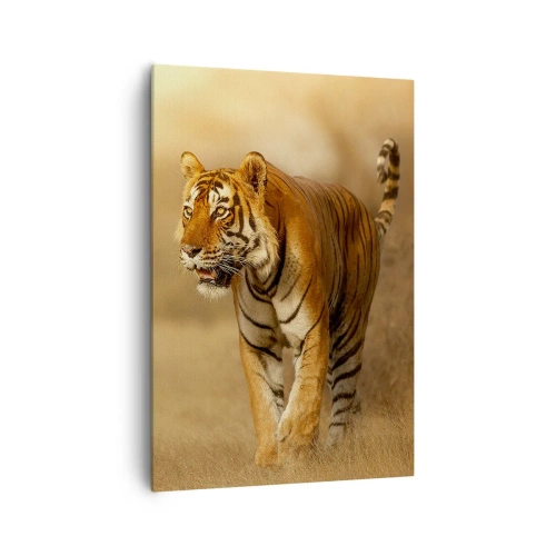 Bild auf Leinwand - Leinwandbild - Ein Tiger, der in warmen Farben durch die Savanne läuft - 70x100cm - Vor dem Angriff - Moderne Wanddekoration für Wohnzimmer und Schlafzimmer ARTTOR