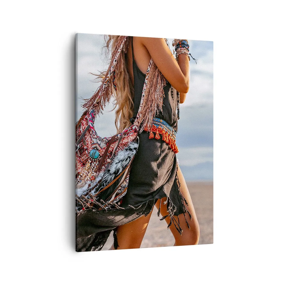 Bild auf Leinwand - Leinwandbild - Eine Frau im Boho-Stil mit Feder- und Schmuckdetails - 50x70cm - Das Mädchen des Schamanen - Moderne Wanddekoration für Wohnzimmer und Schlafzimmer ARTTOR