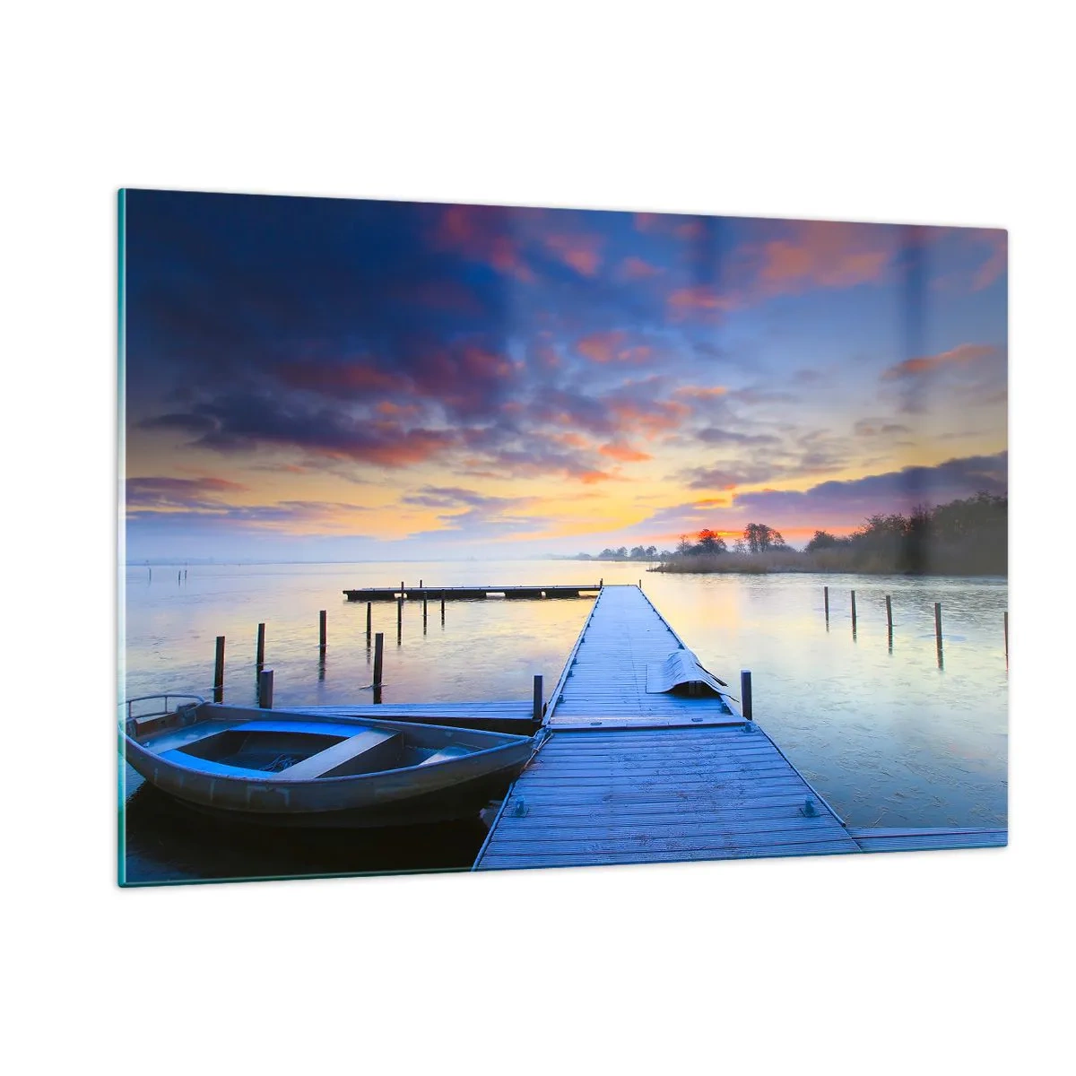 Glasbild - Bild auf glas - Ein Pier am See im Morgengrauen, umgeben von friedlicher Natur - 120x80cm - Violett-goldene Ruhe - Moderne Wanddekoration für Wohnzimmer und Schlafzimmer ARTTOR