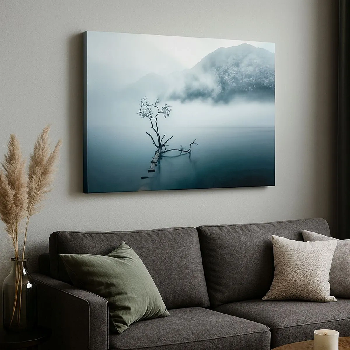Bild auf Leinwand - Leinwandbild - Ein einsamer Baum im Wasser, umgeben von Nebel und Bergen - 70x50cm - Aus Wasser und Nebel - Moderne Wanddekoration für Wohnzimmer und Schlafzimmer ARTTOR