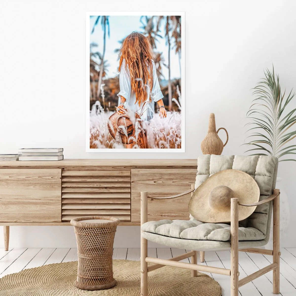 Poster - Eine Frau in einem weißen Hemd geht zwischen Palmen spazieren - 50x70cm - Geboren aus Grasflaum - Moderne Wanddekoration für Wohnzimmer und Schlafzimmer ARTTOR