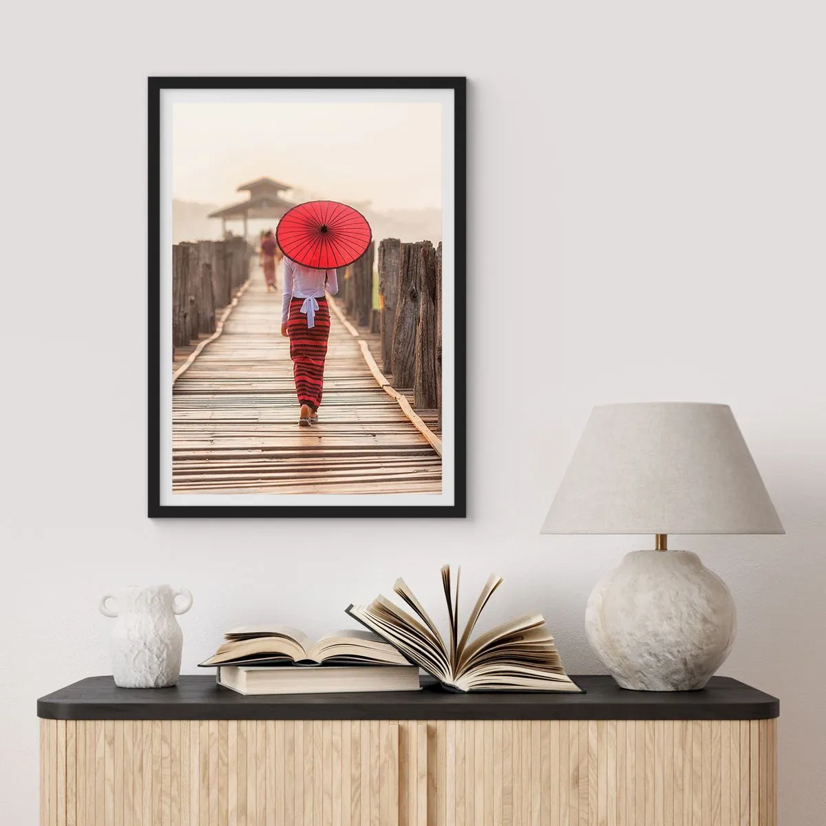 Poster in einem schwarzem Rahmen - Eine Frau mit einem roten Regenschirm auf einer Holzbrücke - 50x70cm - Auf der alten Brücke - Moderne Wanddekoration für Wohnzimmer und Schlafzimmer ARTTOR