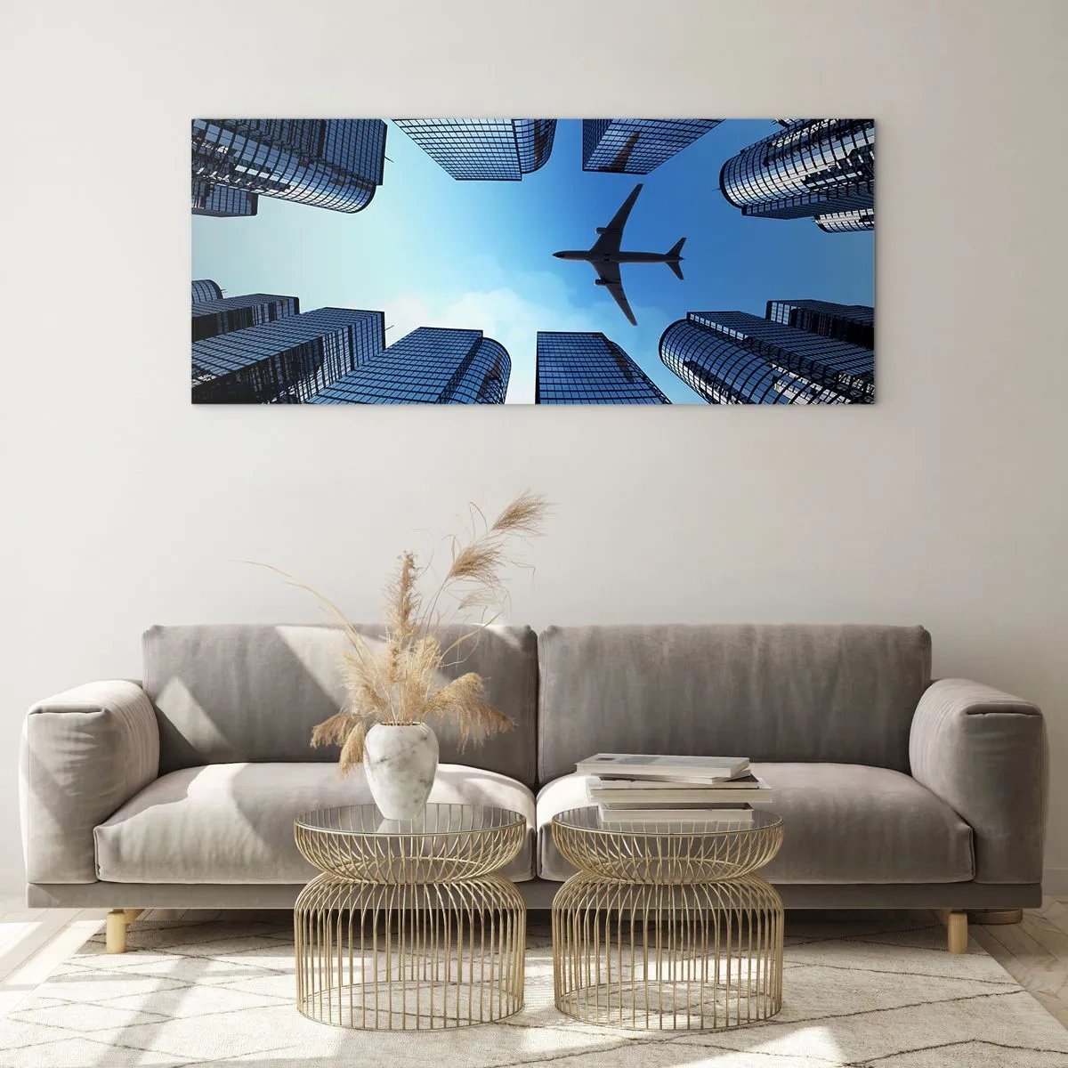 Glasbild - Bild auf glas - Ein Flugzeug fliegt über moderne Wolkenkratzer im Stadtzentrum. - 120x50cm - Der Blick aus der Glasschlucht - Moderne Wanddekoration für Wohnzimmer und Schlafzimmer ARTTOR