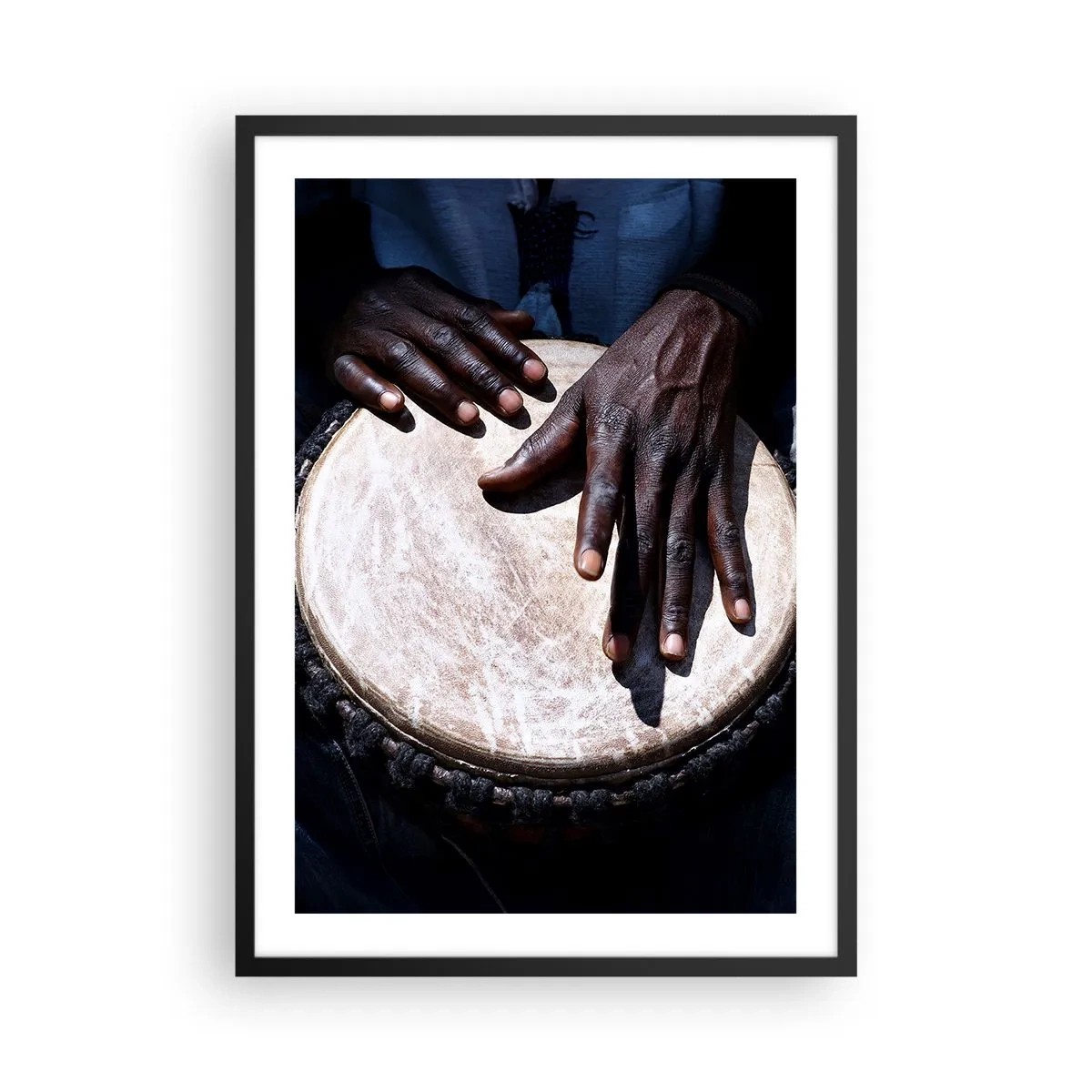 Poster in einem schwarzem Rahmen - Hände spielen eine Djembe-Trommel in einem Rhythmusspiel - 50x70cm - Lebe in deinem eigenen Rhythmus - Moderne Wanddekoration für Wohnzimmer und Schlafzimmer ARTTOR