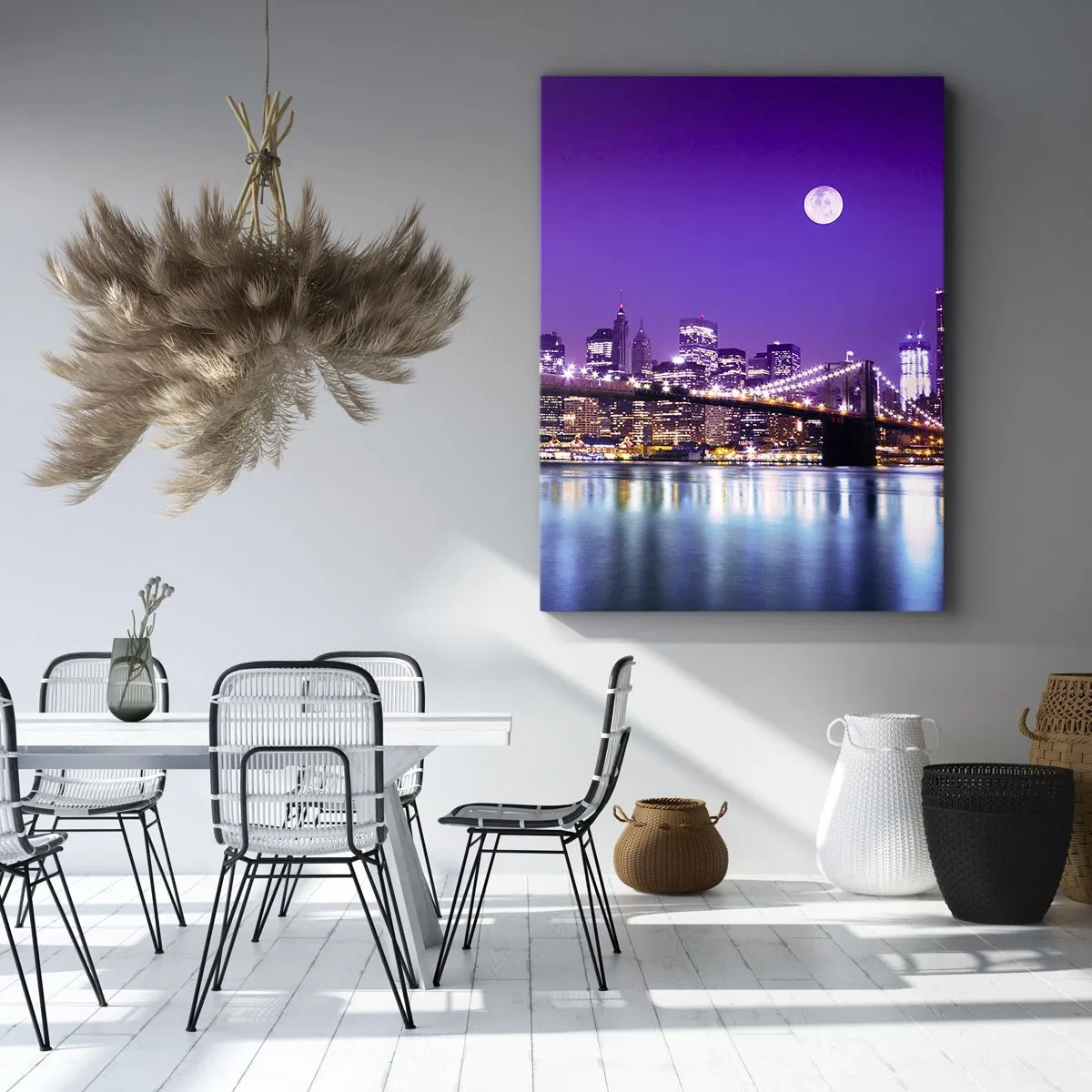 Bild auf Leinwand - Leinwandbild - Brooklyn Bridge bei Nacht mit beleuchteter Stadt und Vollmond - 80x120cm - Die Lichter der Großstadt in Lila - Moderne Wanddekoration für Wohnzimmer und Schlafzimmer ARTTOR
