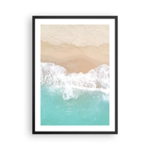 Poster in einem schwarzem Rahmen - Ein Strand mit Blick auf die Meereswellen und goldenen Sand - 50x70cm - Eine streichelnde Berührung - Moderne Wanddekoration für Wohnzimmer und Schlafzimmer ARTTOR