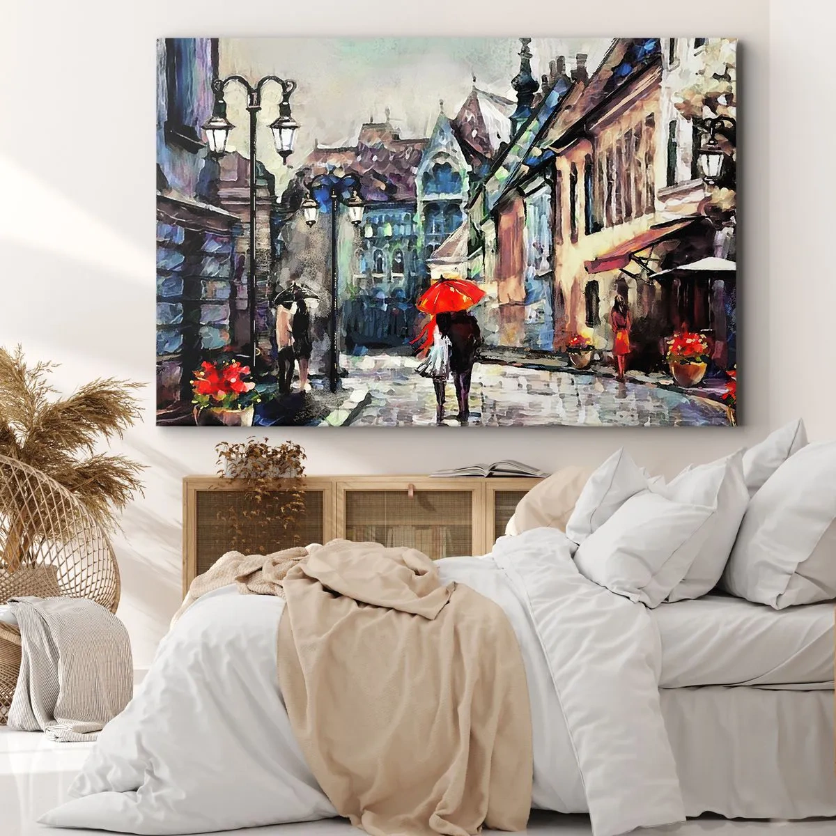 Bild auf Leinwand - Leinwandbild - Eine charmante Stadtstraße mit einem Paar unter einem roten Regenschirm - 100x70cm - Regen für Zwei - Moderne Wanddekoration für Wohnzimmer und Schlafzimmer ARTTOR
