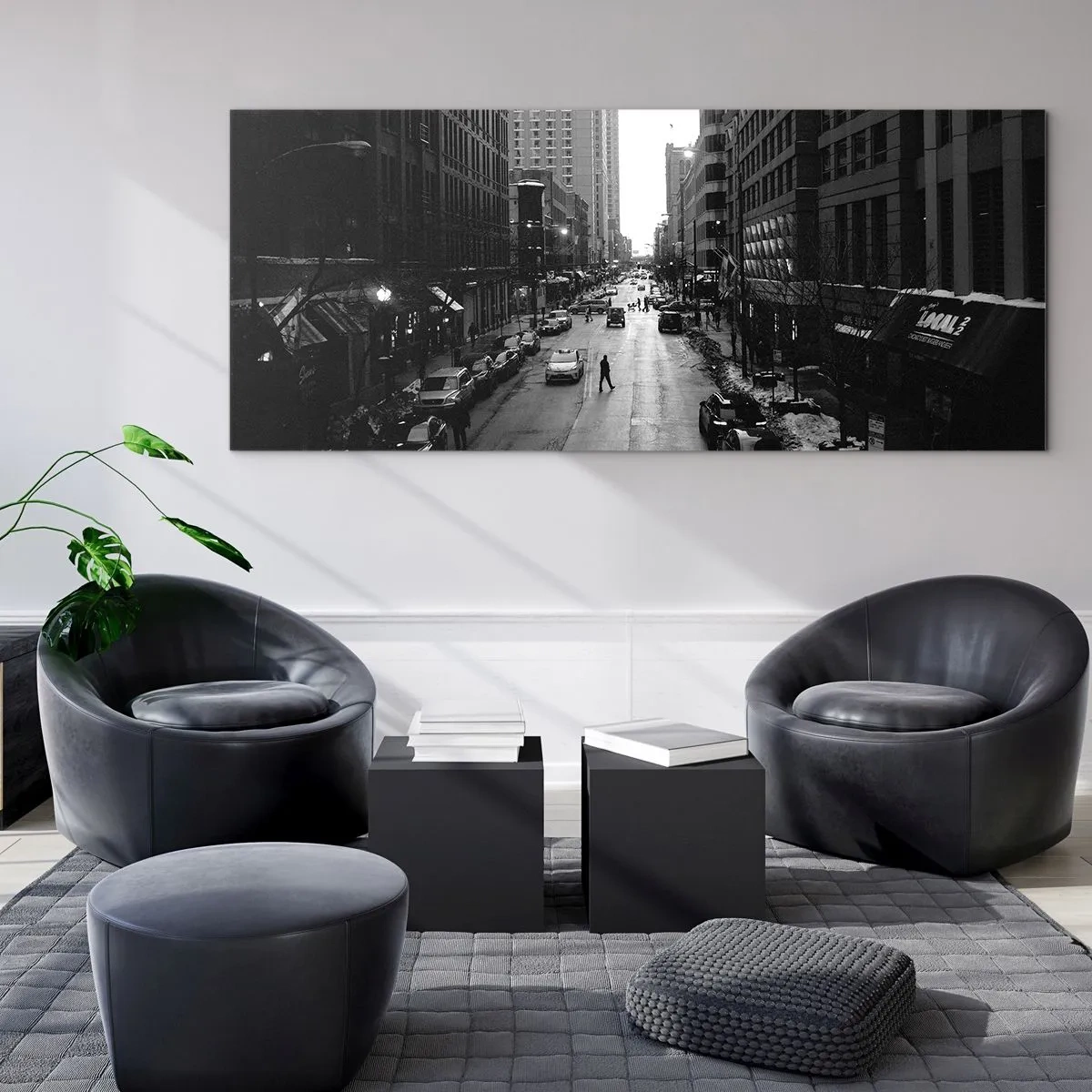 Glasbild - Bild auf glas - Eine schwarz-weiße Straße mitten in der Stadt mit Autos und Fußgängern - 140x50cm - Ein weiterer Tag wie jeder andere Tag - Moderne Wanddekoration für Wohnzimmer und Schlafzimmer ARTTOR