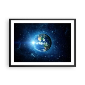 Poster in einem schwarzem Rahmen - Erde im Weltraum, umgeben von Sternen und Licht - 70x50cm - Wir sind im Himmel - Moderne Wanddekoration für Wohnzimmer und Schlafzimmer ARTTOR