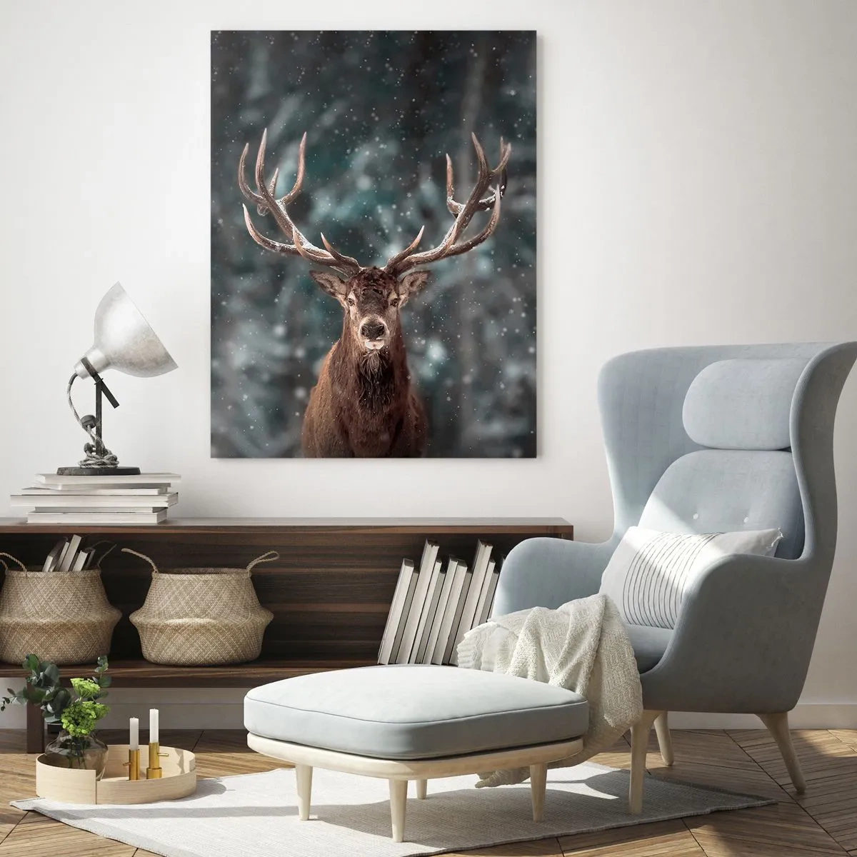 Glasbild - Bild auf glas - Ein stolzer Hirsch in einem Winterwald inmitten fallenden Schnees - 50x70cm - Gekrönter König des Waldes - Moderne Wanddekoration für Wohnzimmer und Schlafzimmer ARTTOR