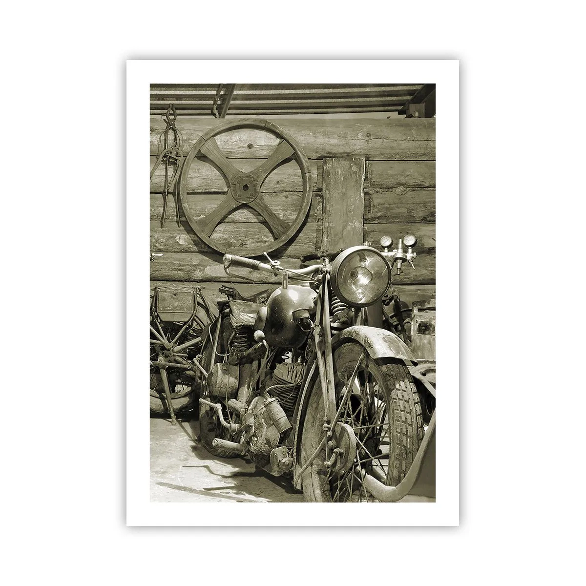 Poster - Ein altes Motorrad in einem Holzschuppen mit einem Rad im Hintergrund - 50x70cm - Im Schuppen von Onkel Władek - Moderne Wanddekoration für Wohnzimmer und Schlafzimmer ARTTOR