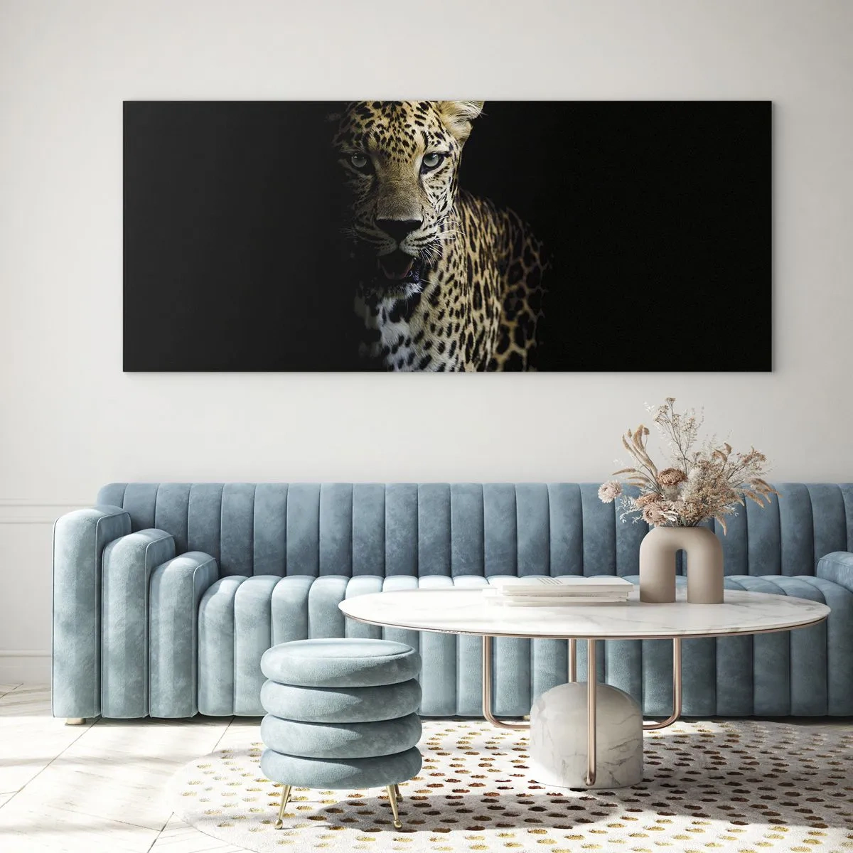 Glasbild - Bild auf glas - Ein Leopard auf dunklem Hintergrund mit intensivem Blick - 140x50cm - Dunkle Schönheit - Moderne Wanddekoration für Wohnzimmer und Schlafzimmer ARTTOR