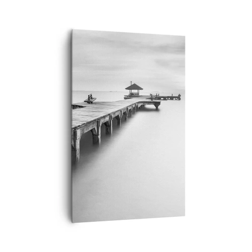 Bild auf Leinwand - Leinwandbild - Eine Schwarzweißansicht eines Holzstegs über ruhigem Wasser. - 80x120cm - In die Ferne - Moderne Wanddekoration für Wohnzimmer und Schlafzimmer ARTTOR