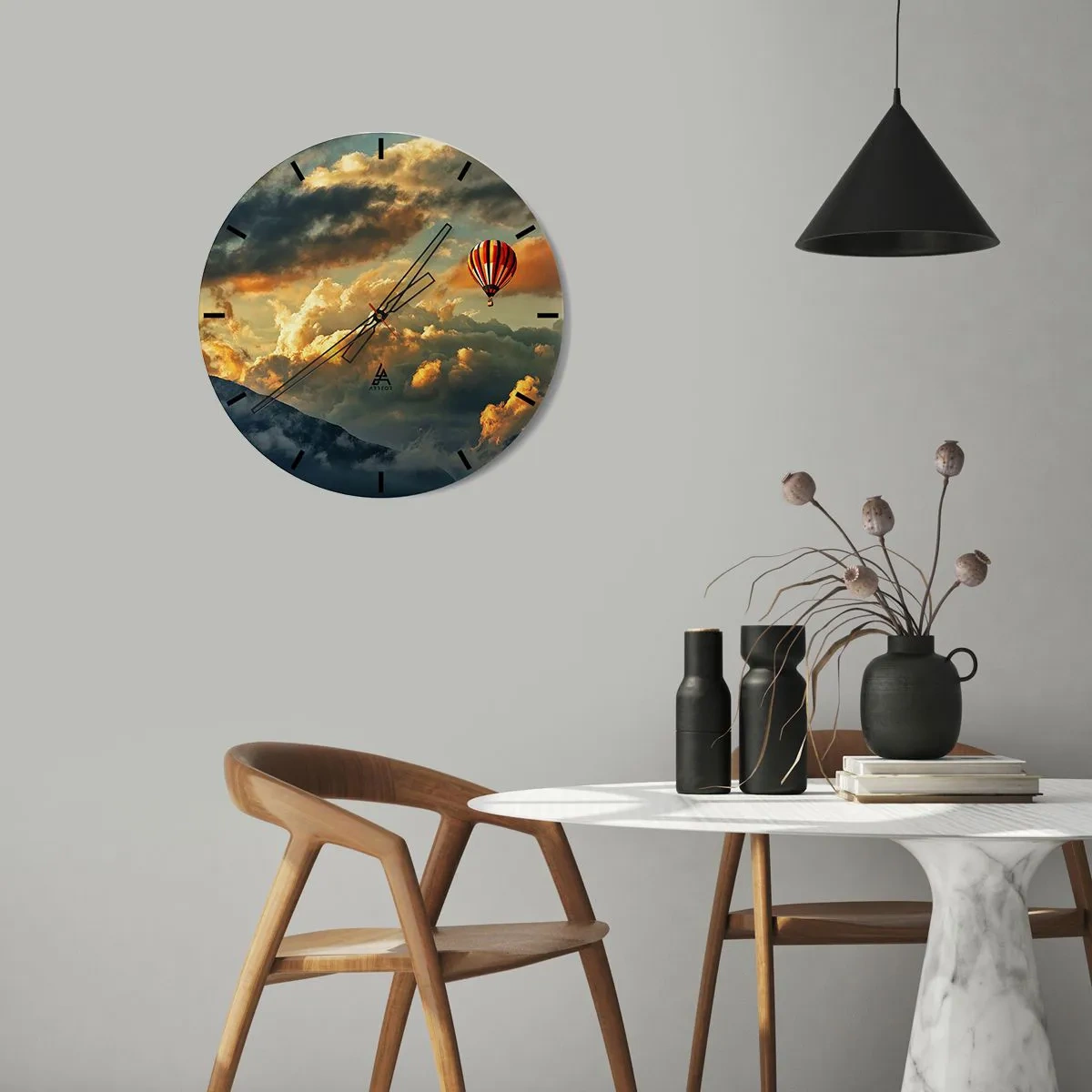 Wanduhr - Glasuhr - Ein Ballon, der bei Sonnenuntergang zwischen den Wolken schwebt - 30x30cm - Ich fliege, weil ich es will - Moderne Wanddekoration für Wohnzimmer, Küche und Schlafzimmer ARTTOR