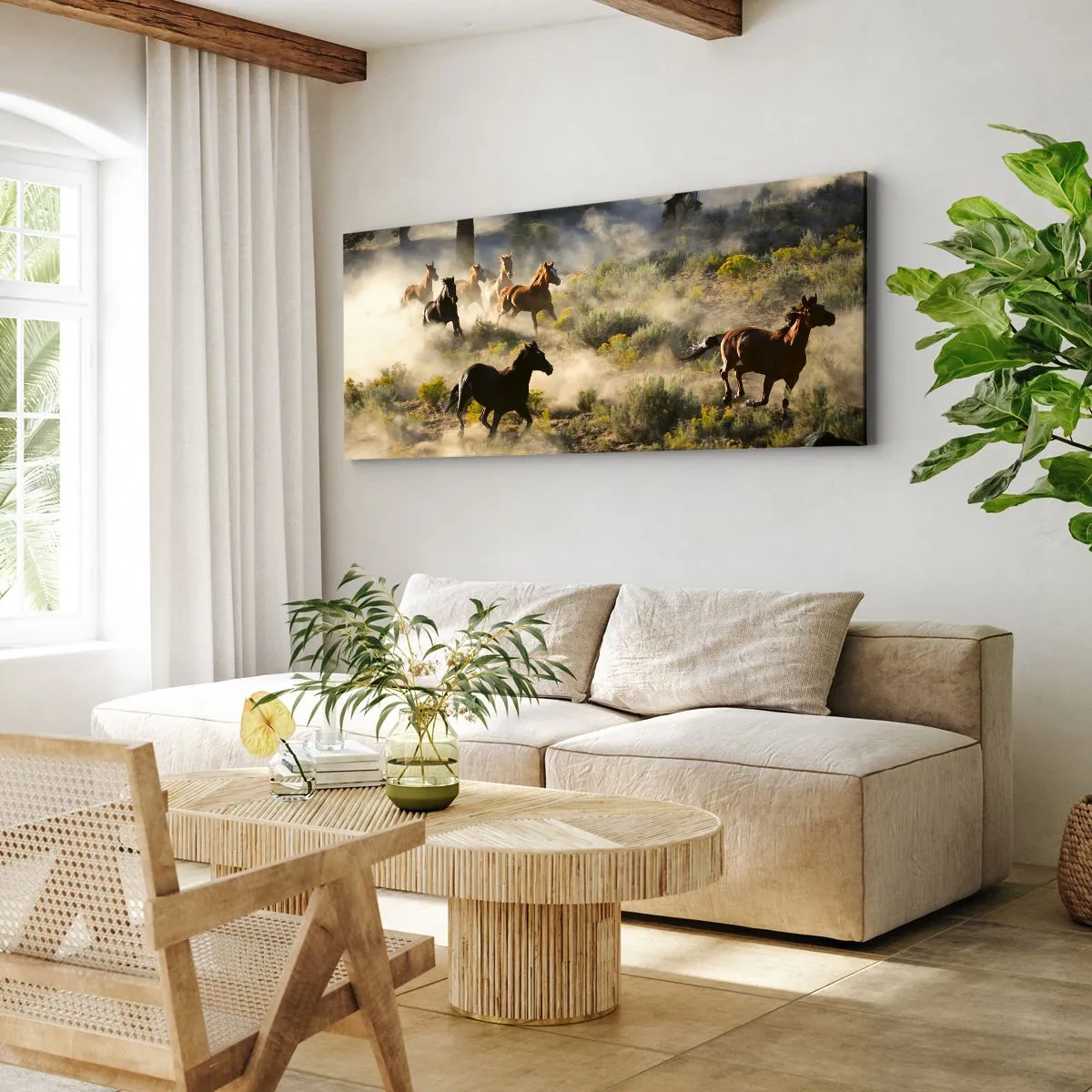 Bild auf Leinwand - Leinwandbild - Eine Herde wilder Pferde galoppiert durch Staub und Vegetation - 140x50cm - Rivalität – Freiheit oder männliche Stärke? - Moderne Wanddekoration für Wohnzimmer und Schlafzimmer ARTTOR
