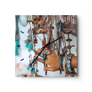 Wanduhr - Glasuhr - Eine mit Boho-Schmuck geschmückte Hand mit Dekorationen im Hintergrund - 30x30cm - Lokale Schätze - Moderne Wanddekoration für Wohnzimmer und Schlafzimmer ARTTOR