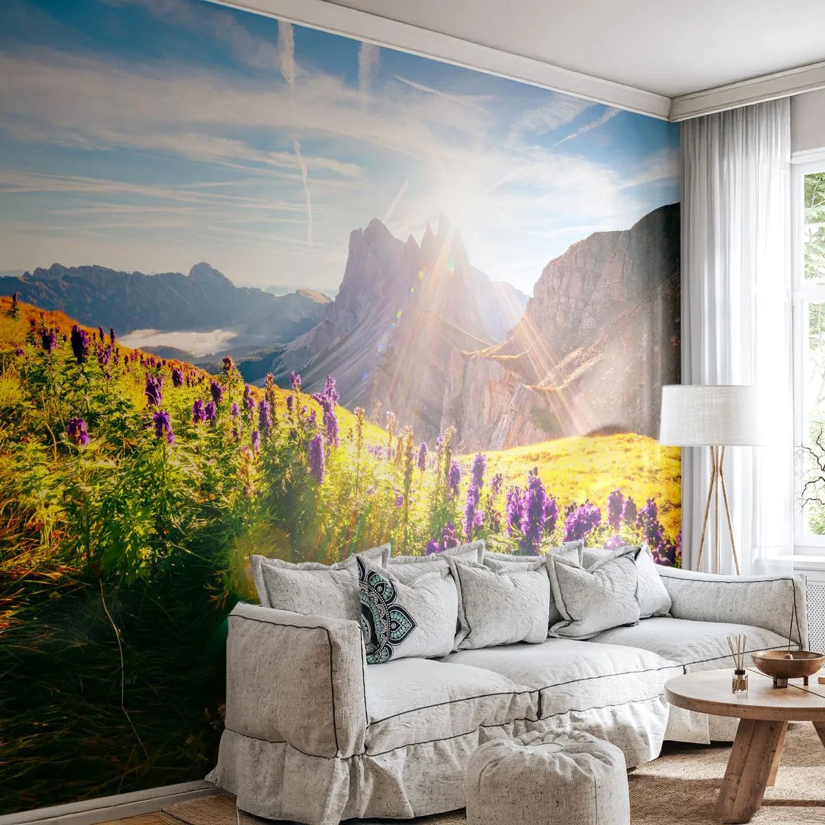 Fototapete Premium Sand - Bergwiese mit lila Blüten in den Sonnenstrahlen - 100x70cm - Das geheime Leben der Kräuter - Moderne Wanddekoration für Wohnzimmer und Schlafzimmer ARTTOR