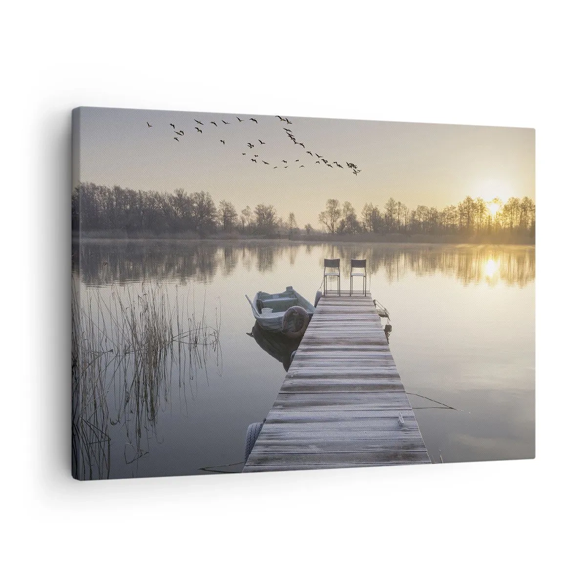 Bild auf Leinwand - Leinwandbild - Ein Pier am Seeufer am Morgen mit einem Boot und Stühlen - 70x50cm - Ich komme nach einiger Zeit zurück - Moderne Wanddekoration für Wohnzimmer und Schlafzimmer ARTTOR