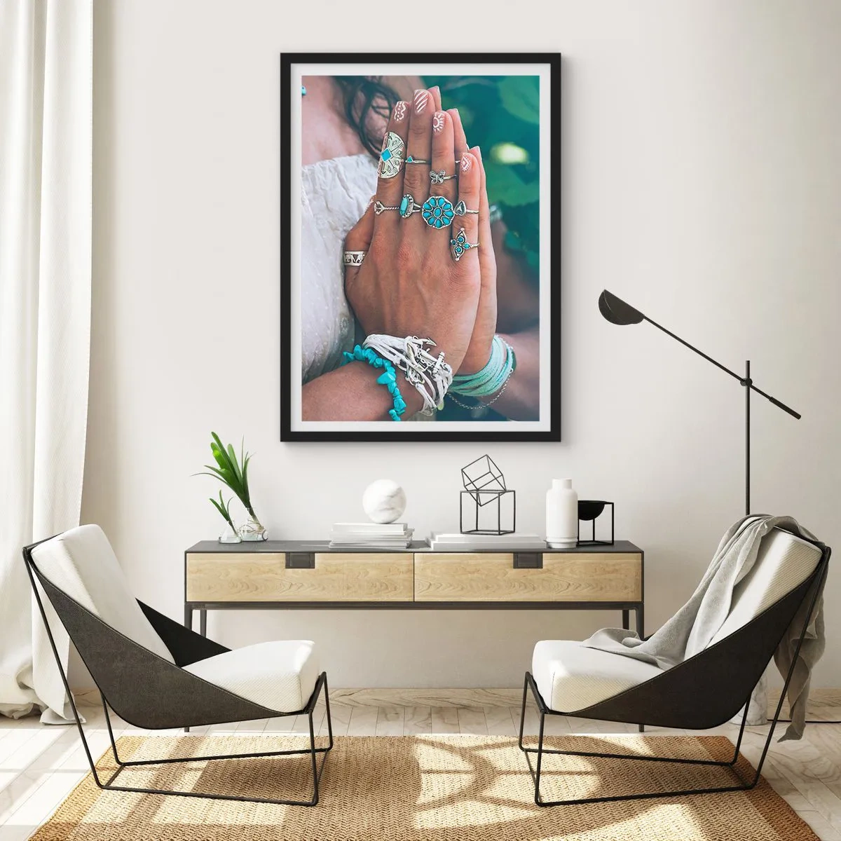 Poster in einem schwarzem Rahmen - Mit Schmuck im Boho-Stil verzierte Hände - 50x70cm - Willkommen im Zentrum des Seins - Moderne Wanddekoration für Wohnzimmer und Schlafzimmer ARTTOR